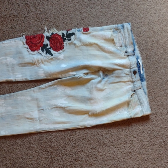 Golden - 38 W distressed denim jeans Rose patch - Picture 3 of 6